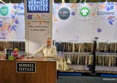 Ton Kuiper poseert namens Verhees Textiles. Er worden stoffen getoond voor de komende zomer én alvast voor de volgende winter. Ook is er een exclusieve samenwerking aangegaan voor 5 jaar met Nerida Hansen.